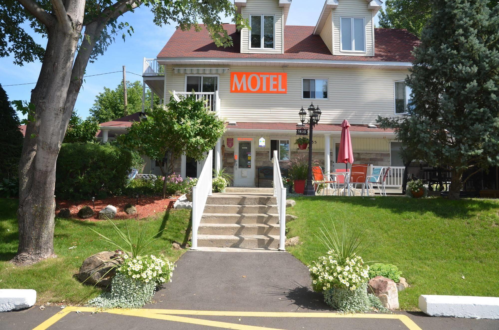 Motel Derfal Ропонтини Екстериор снимка